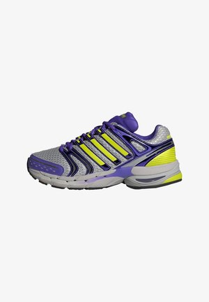 Chaussure de course violette et grise avec tige en mesh, accents jaune néon, bandes réfléchissantes, semelle amortissante et semelle extérieure texturée.