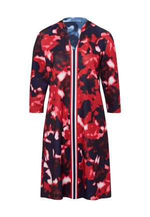 Jurk met een rood en marineblauw abstract patroon, driekwartmouwen, een ronde hals en een centrale witte ritssluiting.