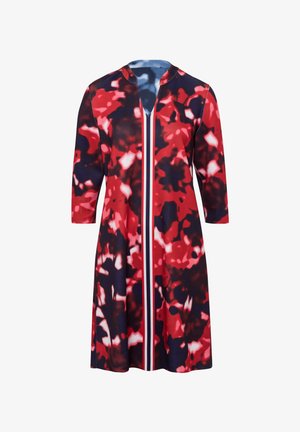 Jurk met een rood en marineblauw abstract patroon, driekwartmouwen, een ronde hals en een centrale witte ritssluiting.