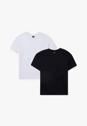 T-shirt in cotone con collo rotondo, disponibili in nero e bianco, con maniche corte e una vestibilità rilassata, con etichetta visibile sul collo.