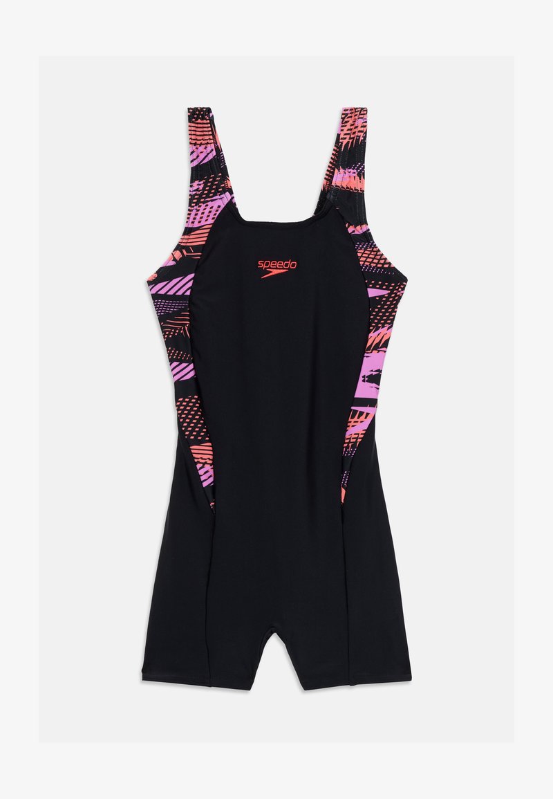 Juodas maudymosi kostiumėlis su daugiaplankėmis abstract geometrinėmis raštais rožinės ir oranžinės spalvų. Turi prigludusią daraniją ir plačius dirželius, užtikrinančius palaikymą.