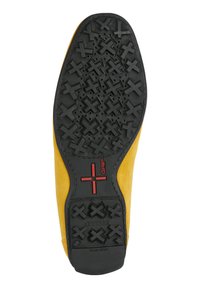 Scarpa gialla in suede con suola in gomma nera testurizzata caratterizzata da un motivo geometrico adatto per la presa e la trazione. Dettagli del logo rosso inclusi.