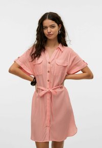 Gestreiftes Hemdkleid in Hellrosa und Rot, Knopfleiste vorne, kurze Ärmel mit Bündchen, zwei Brusttaschen, taillierter Bund, leichtes Material.