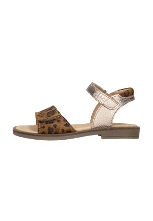 Kindersandaal met open teen, leopardprint voorriem en metallic gouden enkelriem, platte zool en klittenbandsluitingen op witte achtergrond.