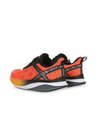 Scarpe sportive rosse e nere con una tomaia in maglia testurizzata, dettagli neri e una suola stratificata che passa dall'arancione al bianco.