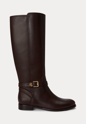 Botte en cuir marron foncé mi-mollet avec une petite boucle dorée et le logo "RL" sur la sangle autour de la cheville.