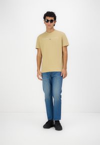 Tommy Jeans LINEAR LOGO TEE - T-shirt - bas - relic tan