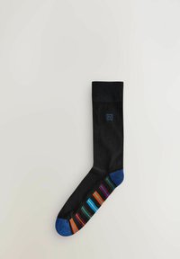 Calzino nero con punta blu e una fantasia multicolor a strisce lungo il bordo del piede. Presenta un piccolo logo blu vicino alla parte superiore.