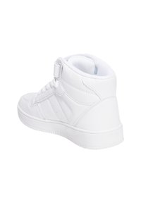 Zapatilla alta blanca con material sintético suave, cierre de cordones en la parte delantera y una correa lateral. Suela texturizada y diseño elegante.