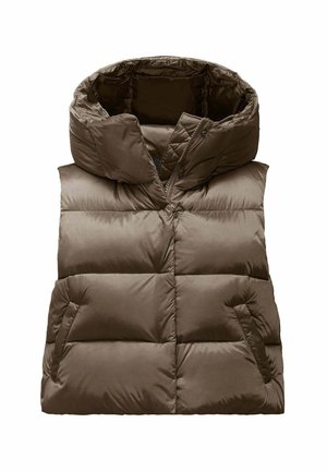 Gilet imbottito marrone con colletto alto e grande cappuccio. Realizzato in tessuto lucido, presenta sezioni trapuntate e due tasche laterali.