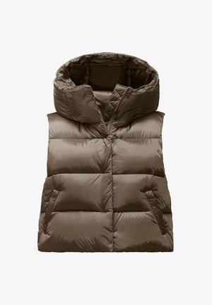 Braune Pufferweste mit hohem Kragen und großer Kapuze. Hergestellt aus glänzendem Stoff, mit gesteppten Bereichen und zwei Seitentaschen.