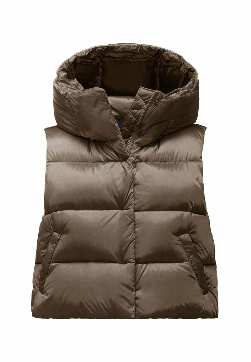 Gilet imbottito marrone con colletto alto e grande cappuccio. Realizzato in tessuto lucido, presenta sezioni trapuntate e due tasche laterali.