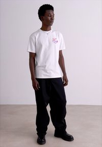Tommy Jeans FUN NOVELTY TEE UNISEX  - T-shirt con stampa - white