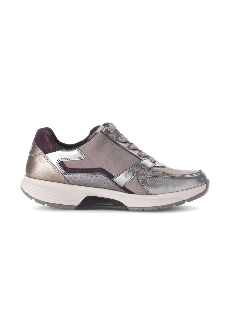 Metallisch grauer Sportschuh mit silbernen Akzenten, samtiger Textur, runder Zehenform, Schnürdesign und gummierter Sohle mit leichtem Profil.