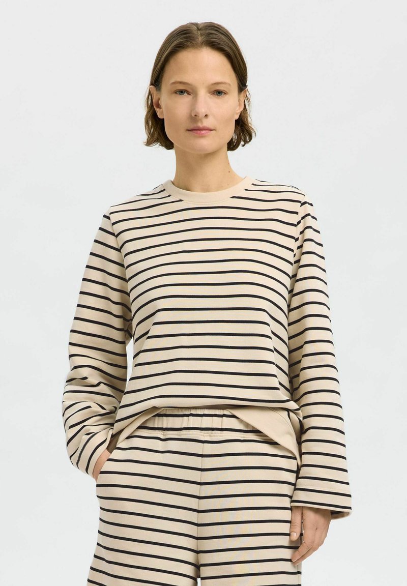 Beige mikina s dlouhým rukávem a černými horizontálními pruhy, s kulatým výstřihem a volným střihem. Měkká tkanina s hladkým povrchem.