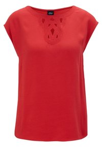 Rød kortærmet top med rund halsudskæring og dekorative udskæringer, lavet af blødt stof med en glat tekstur.