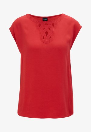 Top corto rojo de manga corta con un cuello redondo y detalles decorativos en forma de corte, hecho de una tela suave con una textura lisa.