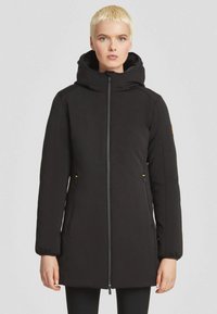 Giacca nera con cappuccio, chiusura con zip, maniche lunghe, tasche laterali e dettagli in giallo a contrasto. Tessuto liscio e isolato.