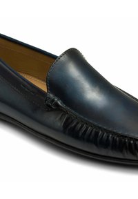 Zwarte leren herenloafers met een gladde bovenkant, gestikte details en een tan leren binnenvoering.