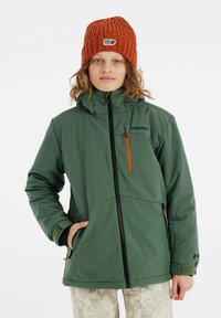 Veste softshell verte avec un col haut, des poches zippées et des accents orange. A un design sportif et est fabriquée à partir de matériaux durables.