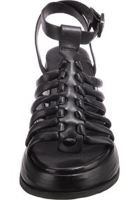 Černé kožené sandály s páskovým designem, které mají horizontální a vertikální pásky, pásek kolem kotníku se sponou a plochou podrážkou.