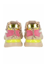 Sneakers chunky con un design rosa e giallo, materiali lisci e testurizzati, accenti metallici e lacci decorativi.