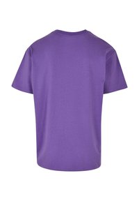 Tricou din bumbac violet, cu mâneci scurte, guler rotund, design simplu, fără logo-uri sau modele vizibile, textură netedă.