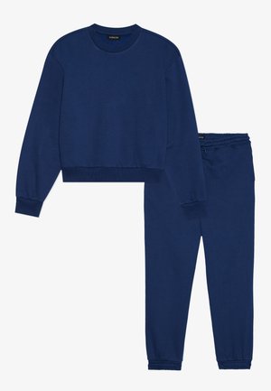 Ensemble de sweatshirts et jogging bleu marine, fabriqué en tissu doux. Le sweatshirt a un col rond et un ourlet côtelé ; les joggings possèdent une taille élastique.