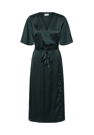 Abito avvolgente in satin verde scuro con maniche corte, scollo a V e una cintura da annodare in vita. Presenta una texture liscia e uno spacco laterale.