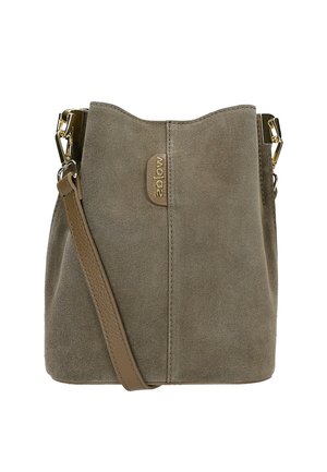 Borsa a secchiello in camoscio color taupe con tracolla in pelle regolabile e accessori in tono oro, caratterizzata da una piccola targhetta con logo in pelle al centro frontale.
