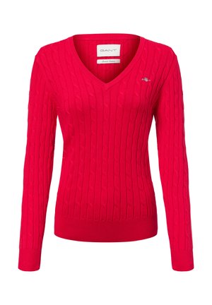 Roter Strickpullover mit V-Ausschnitt, versehen mit einem Zopfmuster. Lange Ärmel und gerippter Saum. Kleines Logo auf der linken Brustseite.