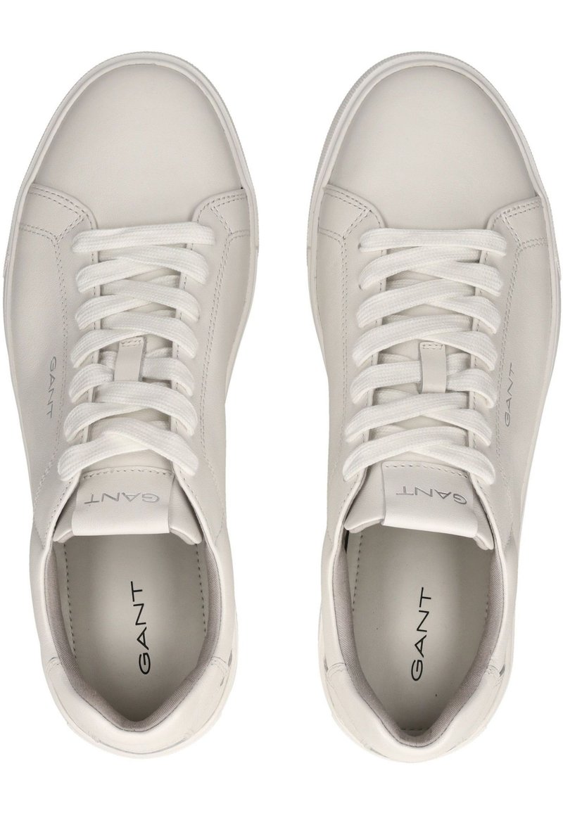 Vita lädersneakers med rund tå och platt gummisula. Utrustad med sex snörhål och bomullsskärp. Logotyp på tungan och innerraden.