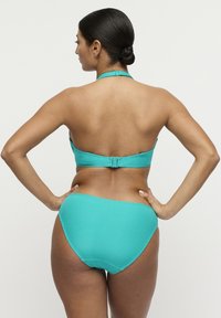 Turkusowy prążkowany zestaw bikini z topem na szyję z zapięciem z tyłu i wysokim stanem, prezentujący gładką teksturę i dopasowanie.