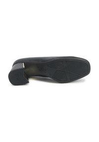 Scarpa nera con tacco alto e materiale superiore liscio. Design a punta quadrata, tacco largo e suola in gomma testurizzata con motivi geometrici.