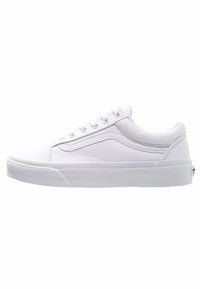 Sneakers bianchi in tela con profilo basso, punta arrotondata e suola in gomma piatta. Presentano lacci piatti e dettagli di cucitura laterale discreti.