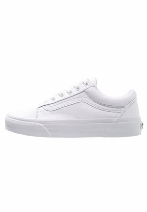 Weiße Leinensneaker mit niedrigem Profil, gerundeter Zehenpartie und flacher Gummisohle. Merkmale sind flache Schnürsenkel und dezente Seitennähte.
