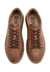 Sneaker in pelle marrone con superficie texture, caratterizzate da lacci marroni, punta arrotondata e interno contrassegnato "RKO". Design casual.