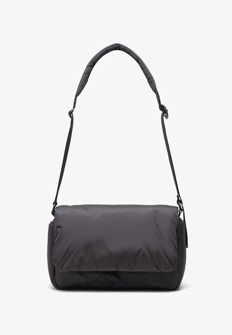 Schwarze, gepolsterte Umhängetasche mit Klappe zum Überklappen, verstellbarem Schultergurt und dezentem Branding auf der Vorderseite. Glattes, langlebiges Material.