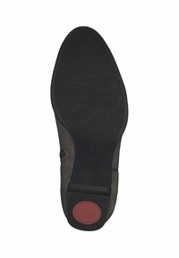 Suela de goma negra con patrones de agarre texturizados. Parte superior de ante gris con un tacón bajo y punta redondeada, que presenta un logo rojo de "comodidad" en el talón.