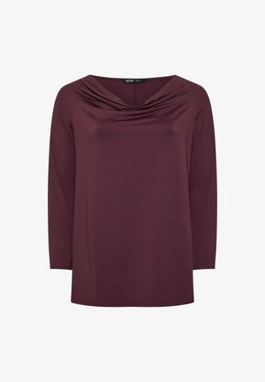 Mauve bluzka o długim rękawie z drapowanym dekoltem typu cowl, wykonana z miękkiego materiału, charakteryzująca się gładką teksturą i luźnym krojem. Bez widocznych wzorów ani elementów metalowych.