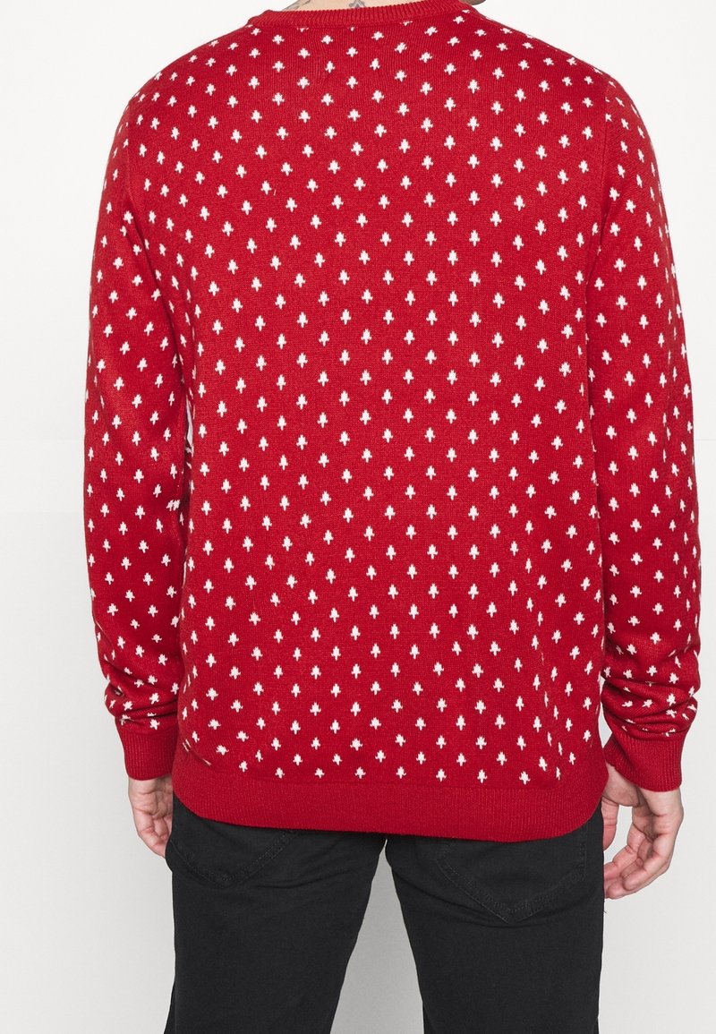 Roter Strickpullover mit einem weißen und blauen Rautenmuster, mit gerippten Bündchen und Saum. Die Rückansicht zeigt die vollständige Musterabdeckung.