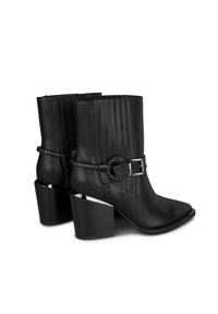 Botas negras hasta el tobillo con punta afilada, parte superior texturizada y detalle de hebilla plateada, que cuentan con un tacón grueso y un elástico lateral para un ajuste ceñido.