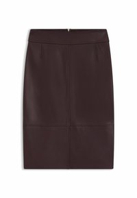 Gonna a matita in pelle bordeaux con una texture liscia, caratterizzata da pieghe frontali e una zip nascosta sul retro per la chiusura.