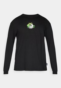 Μαύρο μακρυμάνικο πουκάμισο από βαμβάκι, με πολύχρωμο κεντητό σχέδιο ενός πράσινου χαρακτήρα πάνω σε μπάλα του γκολφ στο ύψος του στήθους.