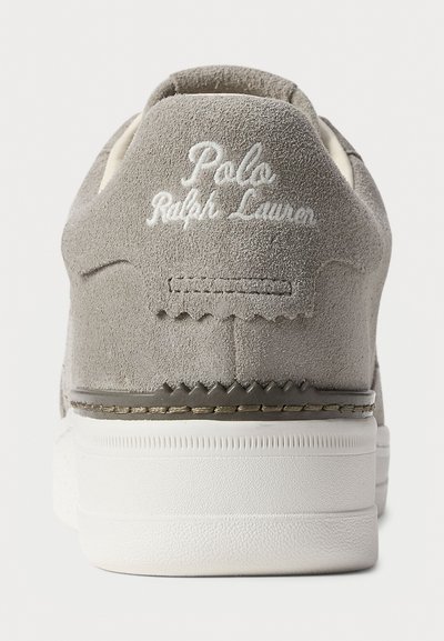 Retro della sneaker in suede grigia con ricamo bianco "Polo Ralph Lauren" e suola in gomma bianca.