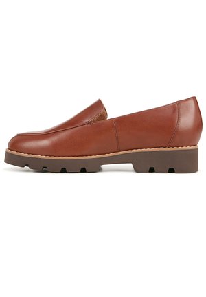 Scarpa in pelle marrone senza lacci con punta arrotondata e tacco in gomma basso. Caratterizzata da una texture liscia e da un sottile dettaglio di cucitura lungo i lati.