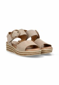 Sandalias de ante beige con dos correas anchas, detalle de hebilla circular y suela de corcho estratificada con acentos blancos. Diseño de punta abierta.