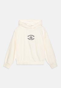 Hoodie color crema in tessuto morbido con vestibilità rilassata. Presenta un logo frontale in blu navy, maniche lunghe e dettagli a costine nel bordo.