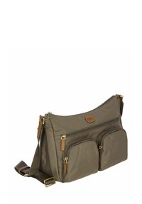 Borsa a tracolla in nylon marrone con due tasche frontali con zip, accessori in tonalità oro, tracolla regolabile e accenti in pelle sulle tasche.