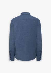 Camisa de manga larga para hombre en azul oscuro, confeccionada con tela ligera con un acabado texturizado; cuenta con cuello y puños con botones.